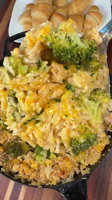 Cheesy Broccoli, Chicken, and Rice Skillet is super easy to make and can be on the table in 30…